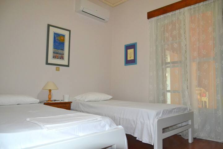 Kefalonia bungalows Spartia: one of the bedrooms has 2 single beds