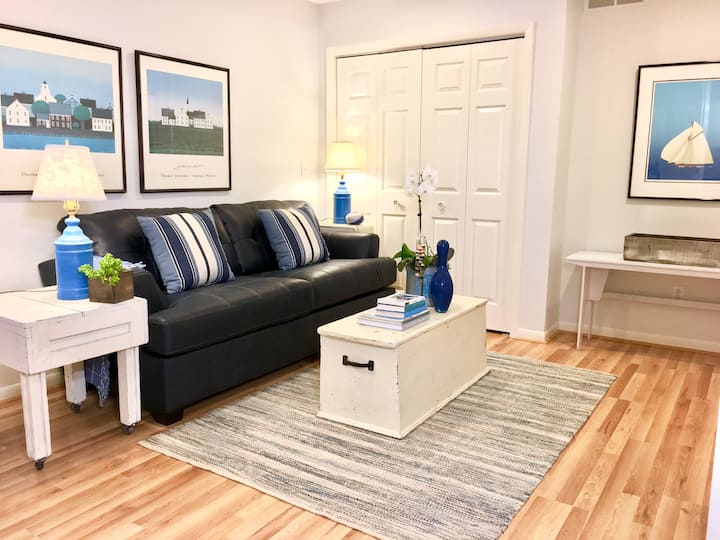 CHUMBA CHA KULALA CHA DEN: Sofa ya malkia ya kulala iliyo na godoro la povu la kumbukumbu la hali ya juu lililoboreshwa. Iko kwenye ghorofa kuu mbali na njia ya mbele ya kuingia. Ina mlango wa faragha.