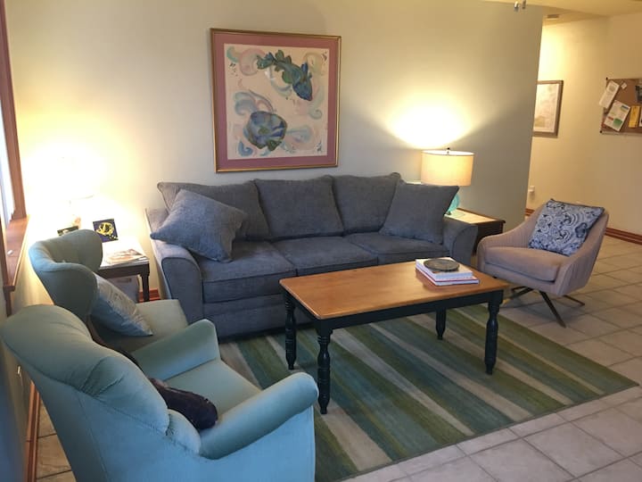 โซฟาเปิดเป็นเตียงขนาดควีนไซส์ในห้องนั่งเล่นด้านหน้า