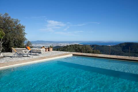 Villa with amazing views in a peaceful location