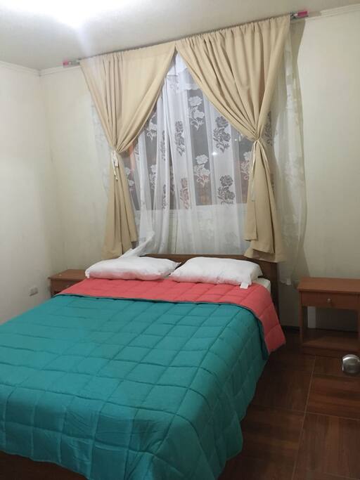 Cama de 2 plazas incluye sábanas almohadas y cobertor