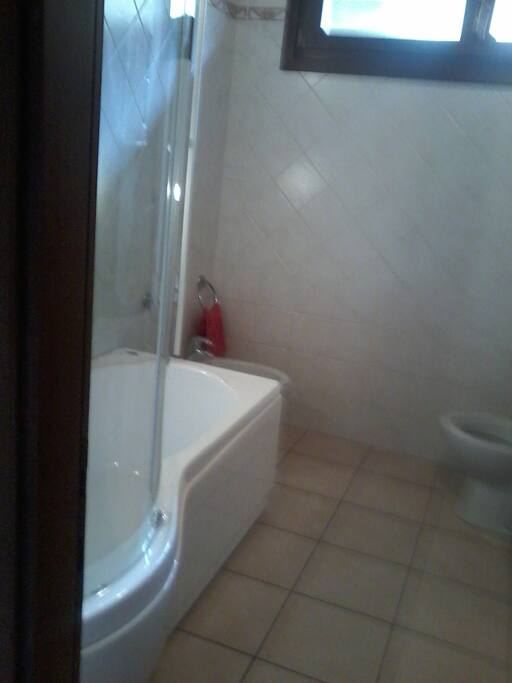 Bagno con doccia e vasca