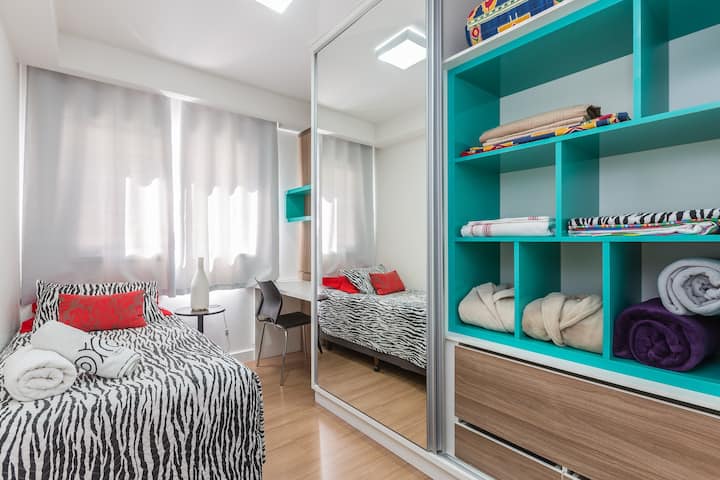 Dormitorio individual con somier cubierto y cama nido integrada 