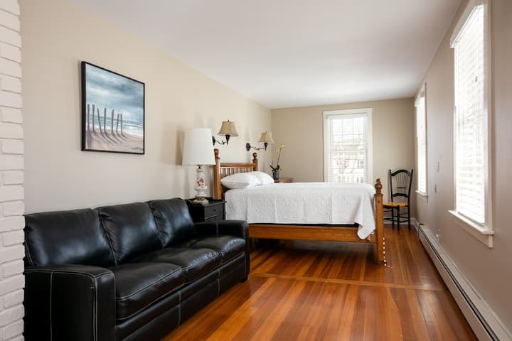 Спалня с двойно легло и разтегателен диван