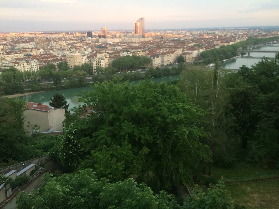 la vue de l'appartement , la chambre a vue sur la ville , relativement silencieuse