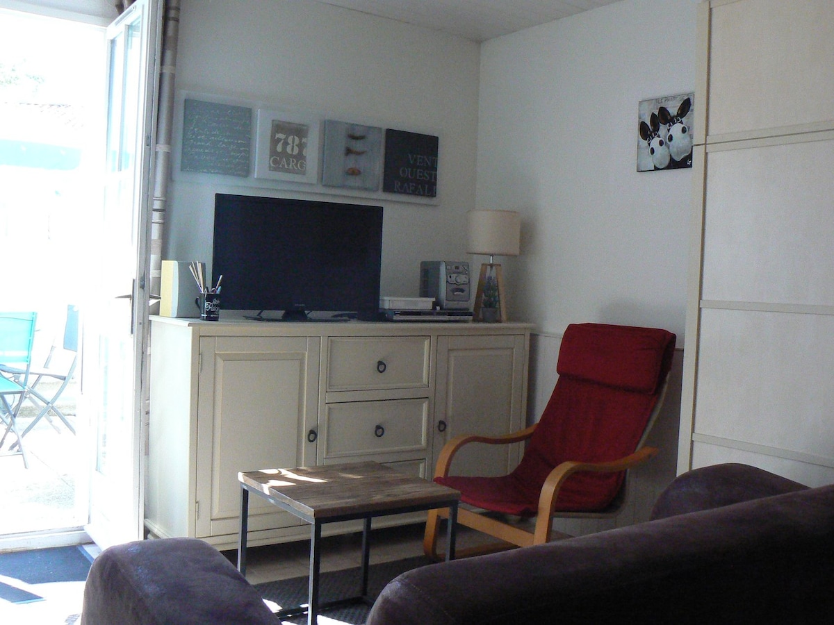 Annuncio Airbnb popolare: Charming single-story *** with courtyard pool Wifi a Saint Martin De Ré