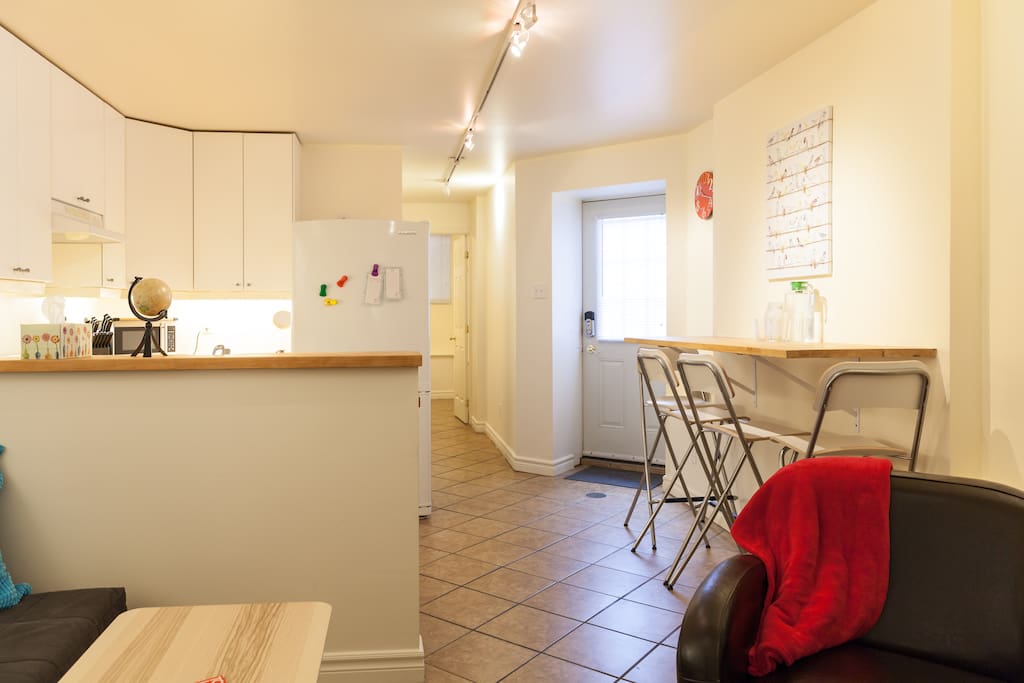 Lovely welcoming kitchen & with stylish bar top dinner area.
