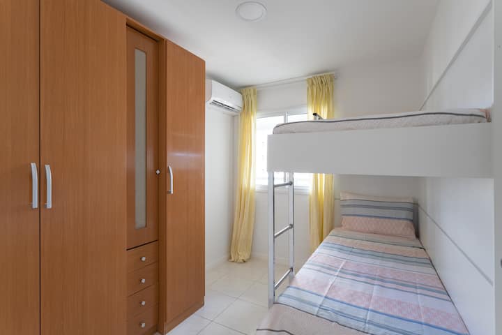 Ოთახი ორი ერთადგილიანი საწოლით და 4 კარით.