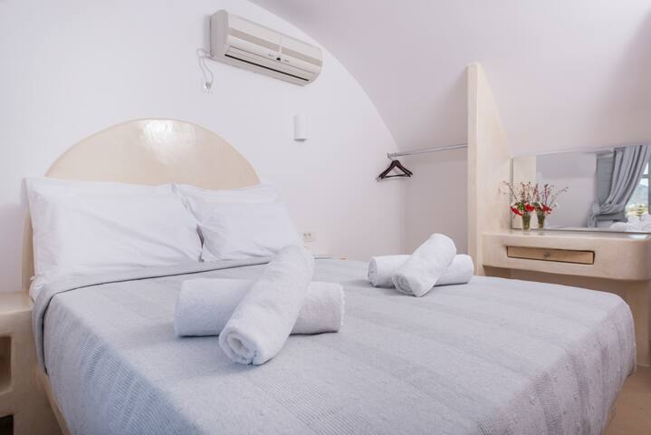 Anafi Villa at Secret Earth Santorini gallery image 3