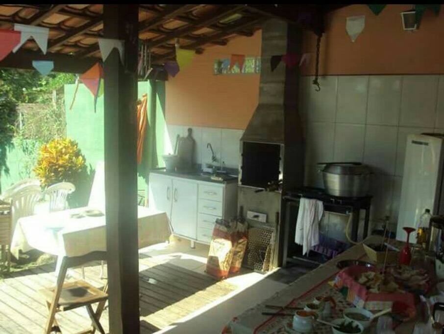 Área gourmet -churrasqueira - geladeira - fogão semi profissional - pia - cadeiras - mesas - rede para descanso
