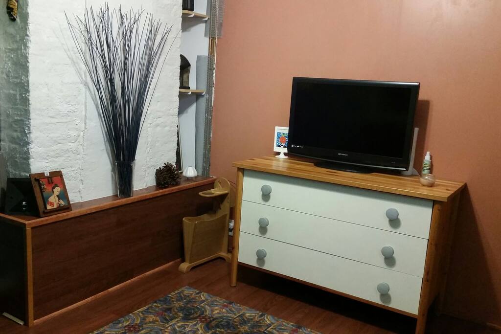 Large Drawer storage w 1080P flatscreen t.v.