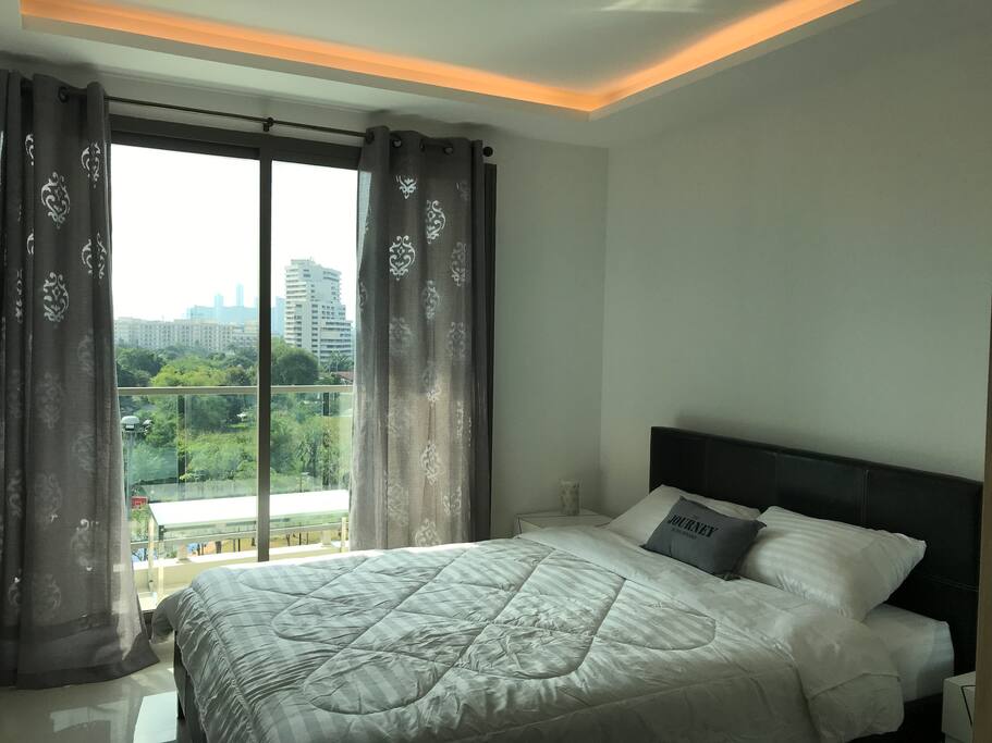 Queen size bed sleep 2