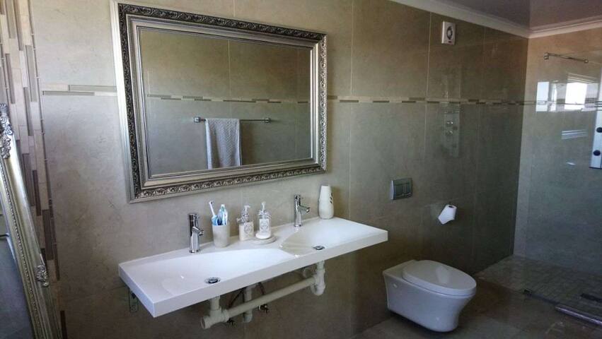 Luxury flat with magnificent views in Plattekloof gallery image 2