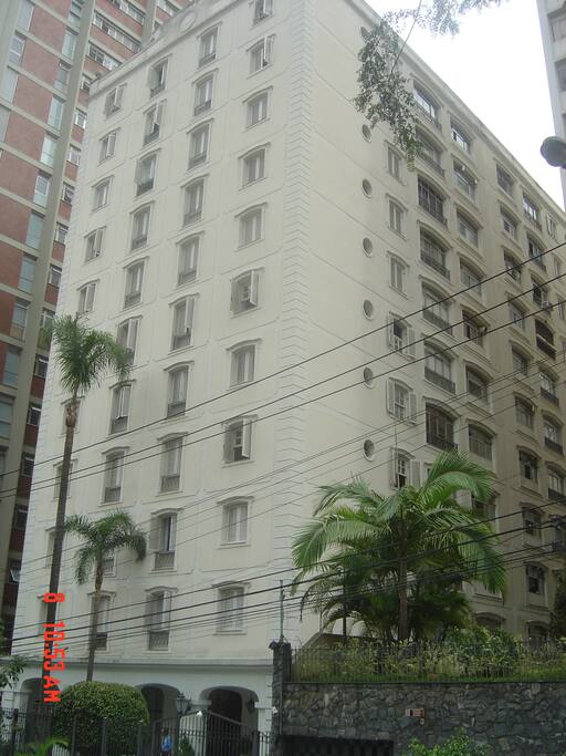Fachada do edifício neoclássico.