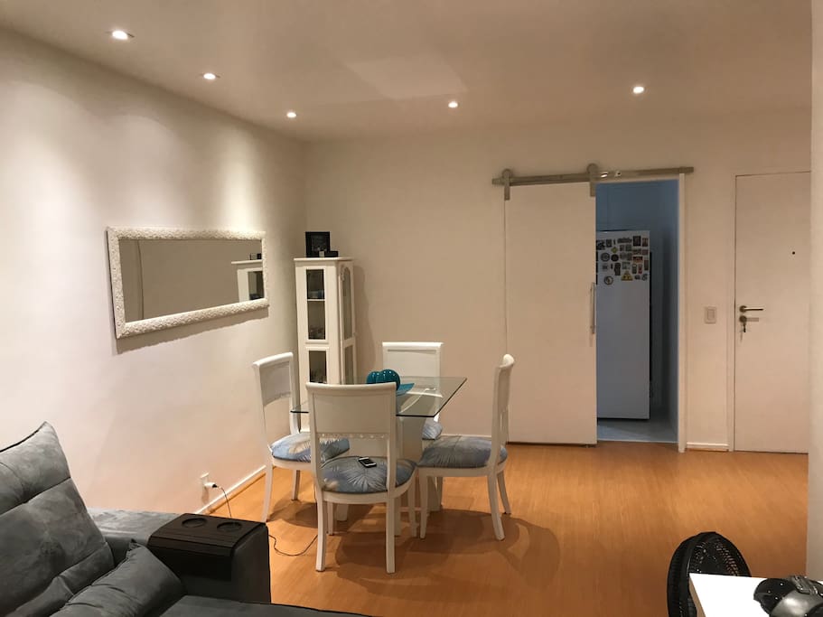 Sala (TV, Ar condicionado, Sofá Cama, Mesa de Jantar)