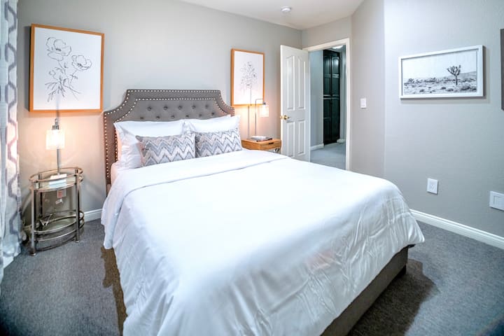 Soba sa srebrnim krevetom (Queen Bedroom)