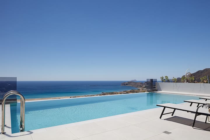 Sea Lovers Villa, 2 BD, private pool, sea views