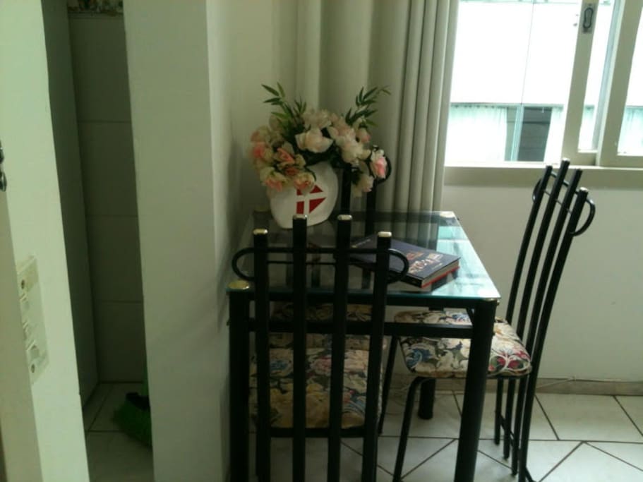 Sala com mesa e cadeiras