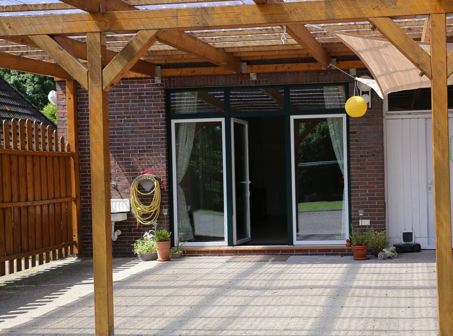 Die große, überdachte Terrasse