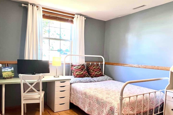 Светла спална соба бр. 4 на пониско ниво 