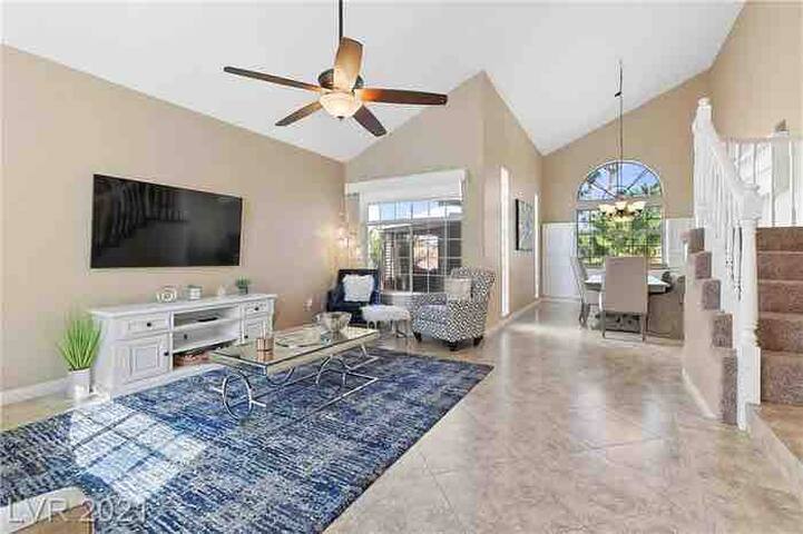 Elegant 5br Estate 6m 2 strip w pool & pool table gallery image 4