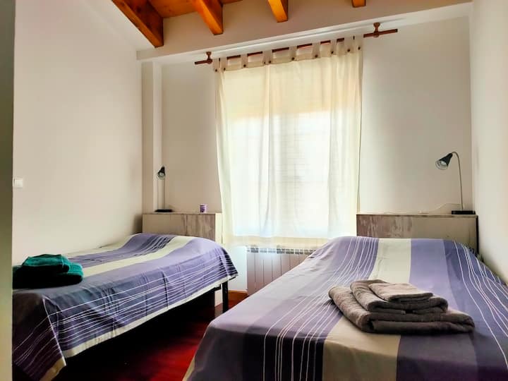 Soba s dva jednostruka kreveta.