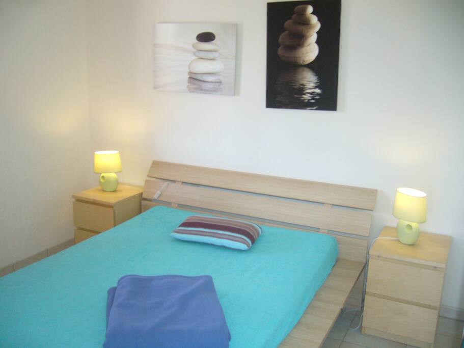 Une chambre décorée de façon épurée