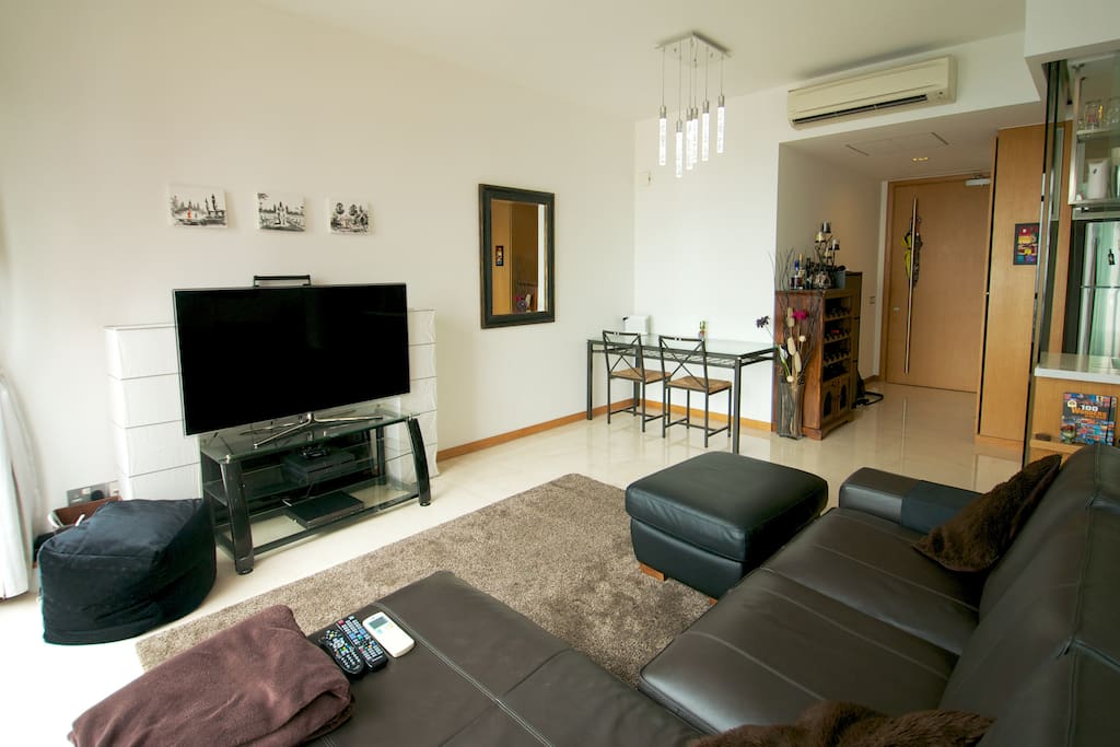 Comfortable front room with great views of the city and 55" HD TV with full cable subscription and playstation 4