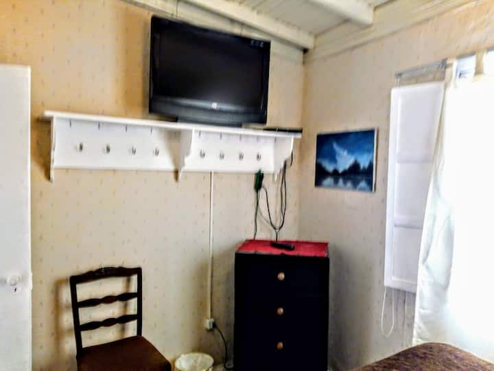 Dvokrevetna spavaća soba s plazma TV-om i kabelskom televizijom.