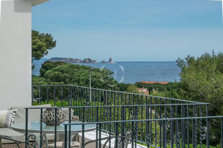 FLOR DE LIS – Pool, 10 min. walk to beach & bars gallery image 2