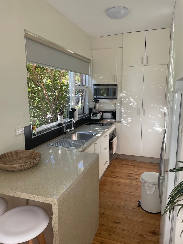 Beach apartment, 200m to Cronulla beach & shops