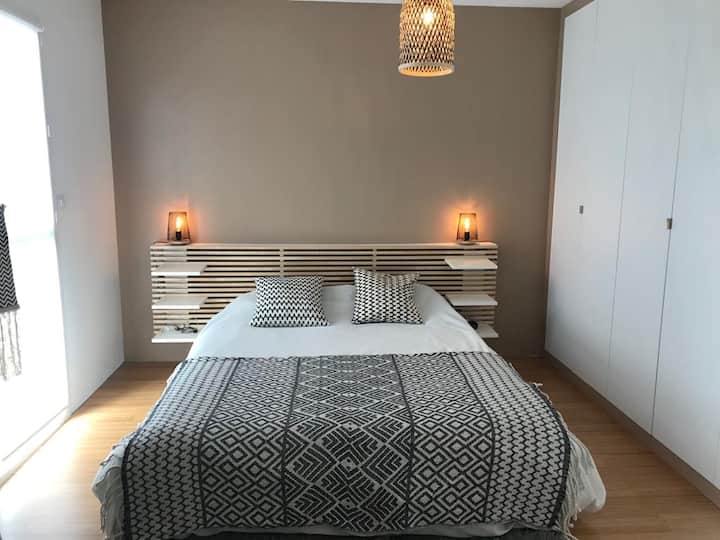 Bež glavni apartman s tuš-kabinom, tuš-kabinom u ravnini poda, velikom garderobom, na katu 