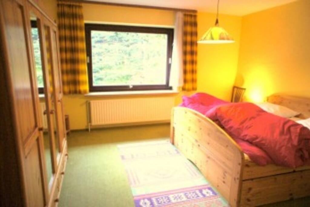 Eltern-Schlafzimmer ein Kleinkindbett kann zugeteilt werden