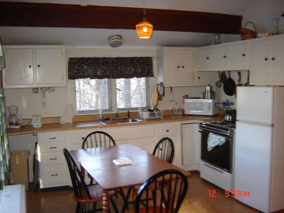 Small fully equipped kitchen.