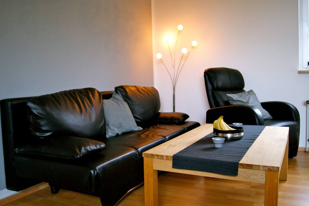 Gemütliche Lounge-Ecke mit Schlafsofa und TV-Sessel
