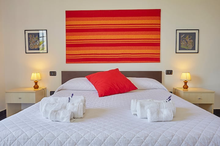 1. Двойна стая и едно единично легло с балкон