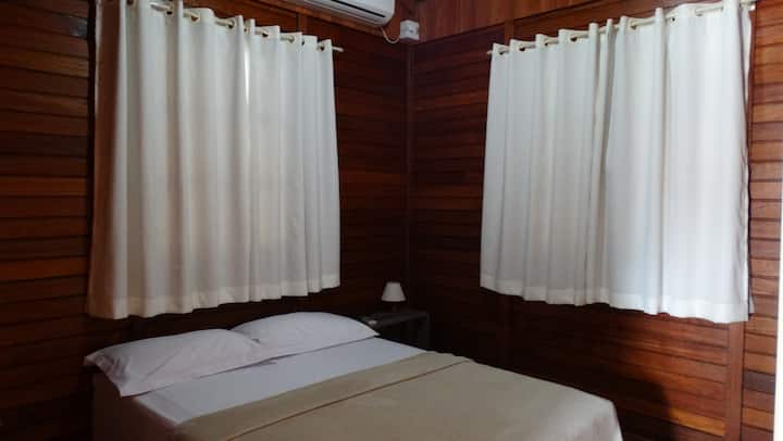 spálňa s manželskou posteľou 