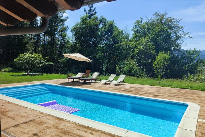 Chalet con piscina climatizada en naturaleza gallery image 2