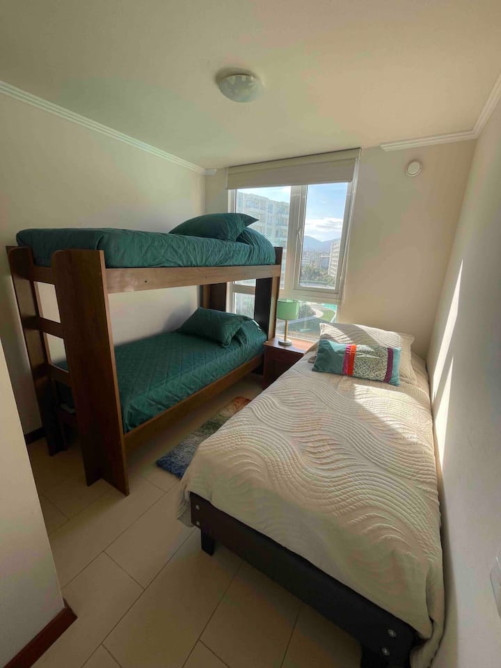 Dormitorio 2 con tres camas, recibe el sol de la mañana. 