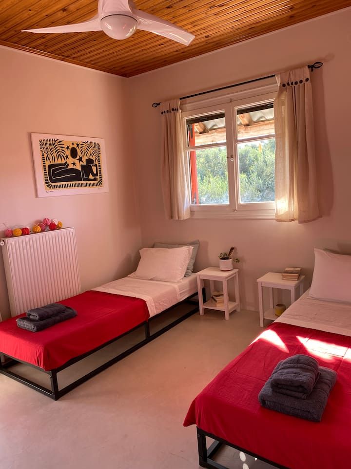 เตียงเหล่านี้อาจกลายเป็นเตียงคู่แบบสบายๆ (1.60x2.00) เพียงแค่ถาม :-)