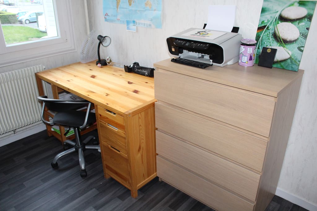Vous avez à disposition un bureau et une imprimante.