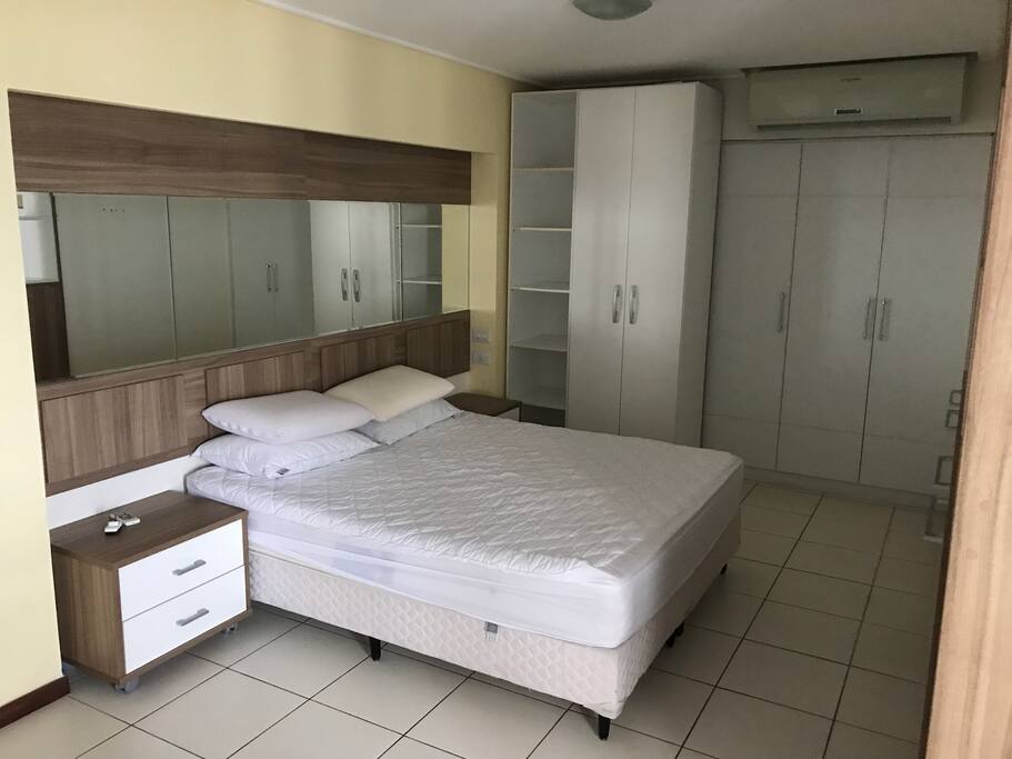 Quarto com cama queen super confortável e climatizado