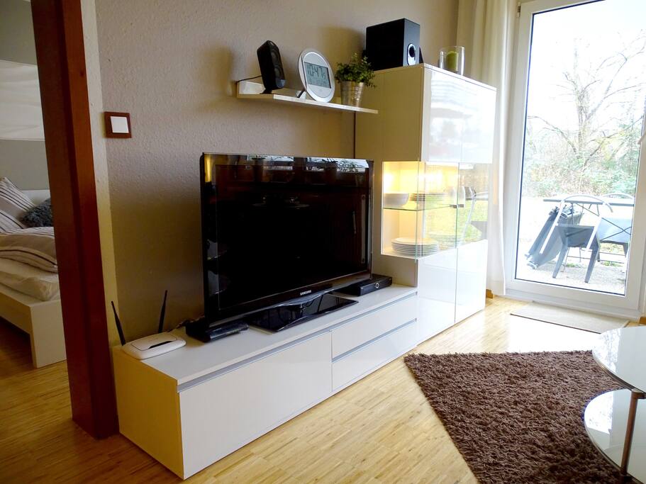 Wohnzimmer mit Fernseher, Internet und WLAN