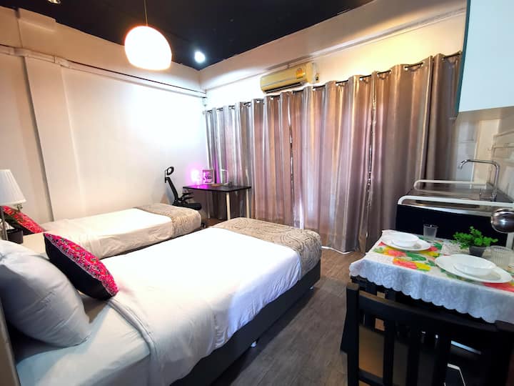 Chambre 401 avec balcon et 2 lits simples.