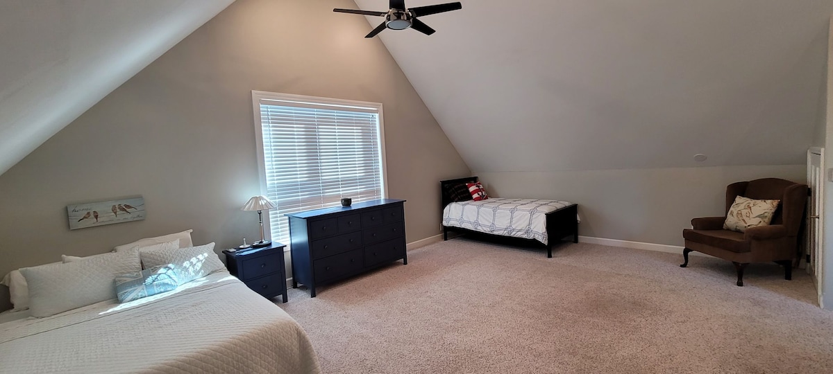 Área del loft en la planta superior, con una cama tamaño queen y una cama doble. 