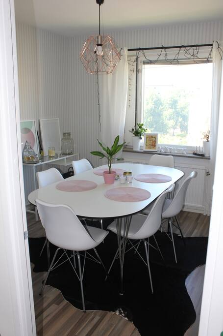 Matsalsrum med möjlighet för upp till 8 personer.