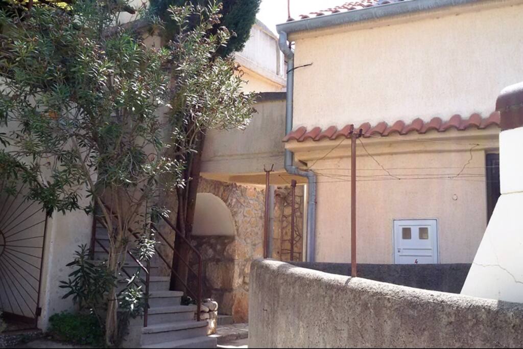 Ulaz u apartman sa ulice