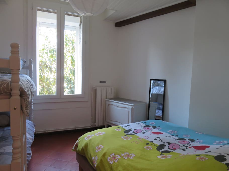 chambre avec 1 grand lit et lit superposé draps fournis