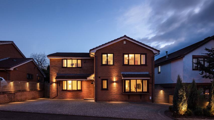 Stunning Spacious Villa in South Manchester gallery image 2