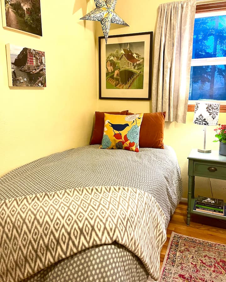 เตียงเดี่ยวในหนึ่งในสามห้องนอนชั้นบน 